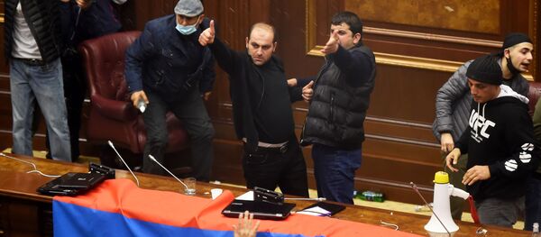 حمله معترضان به پارلمان ارمنستان - اسپوتنیک افغانستان  