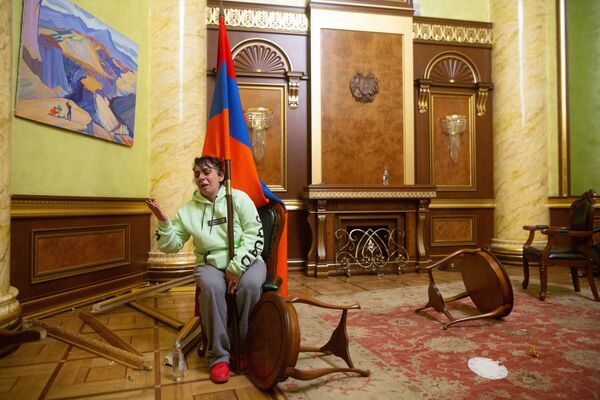 حمله معترضان به پارلمان ارمنستان - اسپوتنیک افغانستان  