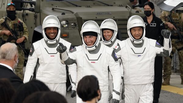 Астронавты (слева направо) Виктор Гловер, Майкл Хопкинс, Шеннон Уокер и Соичи Ногучи перед стартом ракеты SpaceX Falcon 9 - اسپوتنیک افغانستان  
