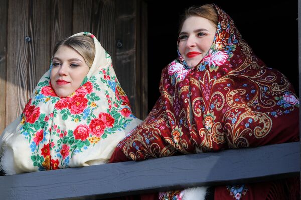 زنان زیبا در روستای قومی «اسلوباژانشینا» در بلگراد روسیه - اسپوتنیک افغانستان  