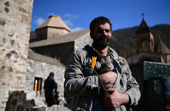 مردی با یک پشک در نزدیکی یک کلیسا، در قره باغ کوهستانی. - اسپوتنیک افغانستان  