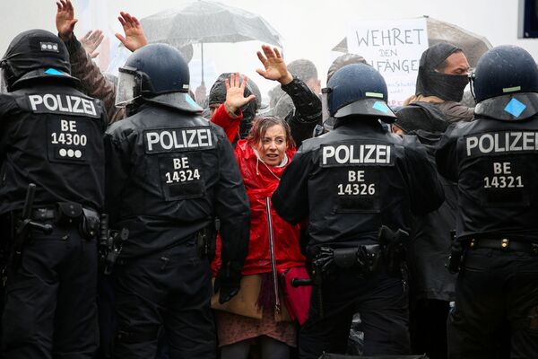 اعتراضات در آلمان علیه انجام محدودیت ها بخاطر کرونا. - اسپوتنیک افغانستان  