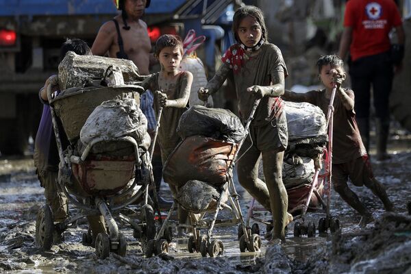 کودکان در روستای طوفان زده وامکو - فیلیپین
 - اسپوتنیک افغانستان  