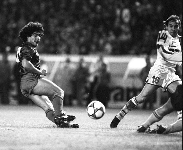 در سال ۱۹۸۲ مارادونا به تیم بارسلونا پیوست - اسپوتنیک افغانستان  
