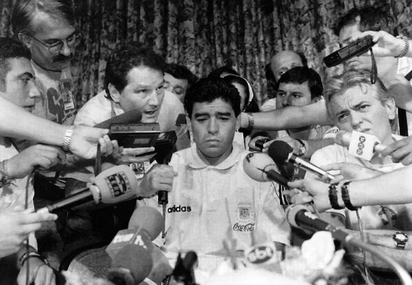 مارادونا در میان خبرنگاران در دالاس، تگزاس سال ۱۹۹۴ - اسپوتنیک افغانستان  