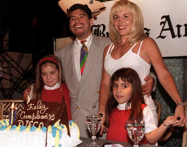 مارادونا با همسر و دو دخترش در مراسم تجلیل از ۳۵ سالگی وی  - اسپوتنیک افغانستان  