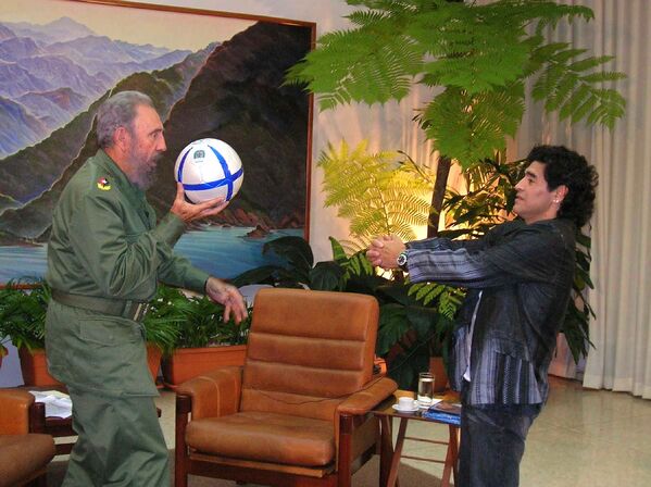 فیدل کاسترو، رئيس جمهور کوبا با دیگو مارادونا - اسپوتنیک افغانستان  