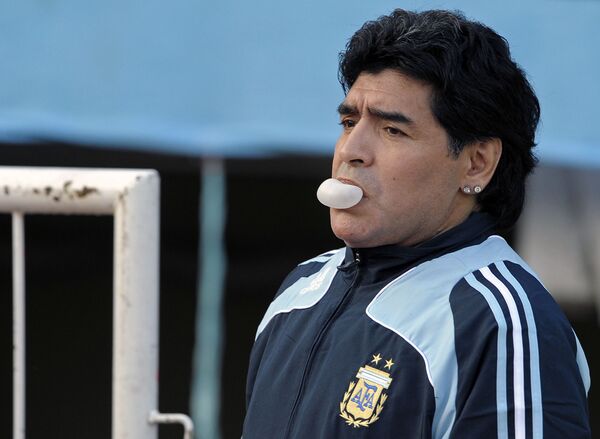 مارادونا پس از خداحافظی با فوتبال، به عنوان گوینده تلویزیونی در کانال‌های ارجنتاین و ایتالیا کار می‌کرد. - اسپوتنیک افغانستان  