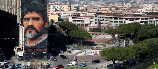 Граффити с Диего Марадоной на стене здания в Неаполе Граффити с Диего Марадоной на стене здания в Неаполе - اسپوتنیک افغانستان