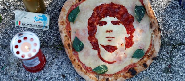 Люди оплакивают смерть легенды аргентинского футбола Диего Марадона, Неаполь, Италия - اسپوتنیک افغانستان  