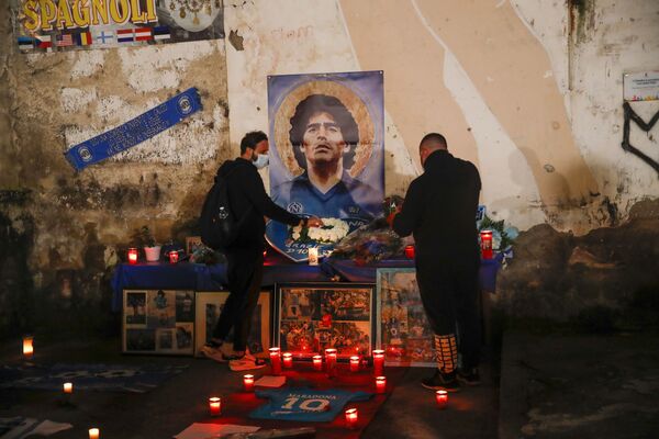 مردم ناپل در مقابل ورزشگاه سن‌پائولو با گذاشتن گل و شمع یاد دیگو مارادونا را گرامی داشتند - اسپوتنیک افغانستان  