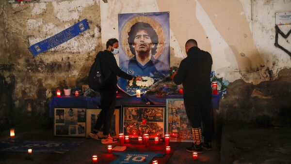 Люди зажигают свечи в честь легенды футбола Диего Марадоны в районе Quartieri Spagnoli в Неаполе - اسپوتنیک افغانستان  