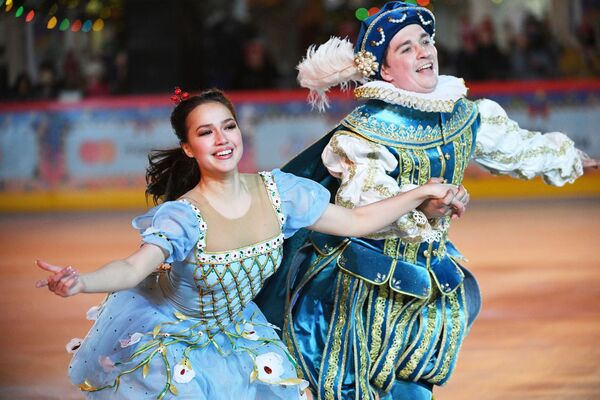 مراسم افتتاحیه میدان اسکیت روی یخ در جوار کاخ کرملین/ الینا زاگیتووا ستاره ورزش رقص روی یخ روسیه - اسپوتنیک افغانستان  