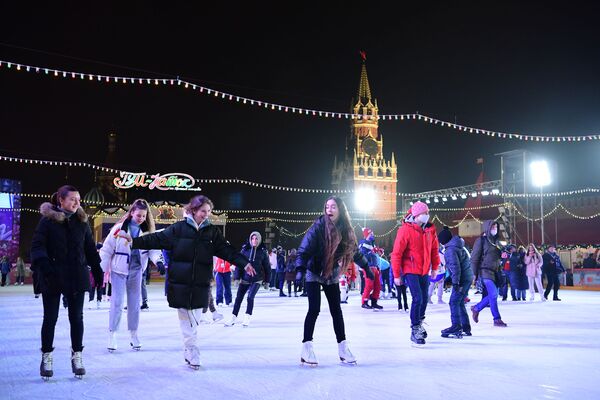 مهمانان در مراسم افتتاحیه میدان اسکیت روی یخ در جوار کاخ کرملین - اسپوتنیک افغانستان  