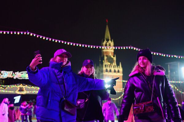 مهمانان در مراسم افتتاحیه میدان اسکیت روی یخ در جوار کاخ کرملین - اسپوتنیک افغانستان  