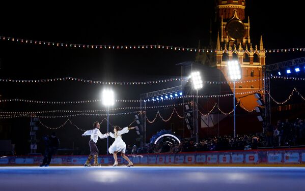 مراسم افتتاحیه میدان اسکیت روی یخ در جوار کاخ کرملین/اسکیت بازان روسیه مارگاریتا دروبیازک  و پوییلاس واناگاس - اسپوتنیک افغانستان  
