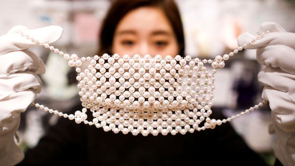 ماسکی ساخته شده از مروارید در فروشگاه  Luxury جاپان
 - اسپوتنیک افغانستان  