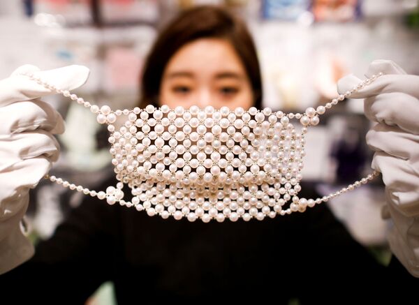 ماسکی ساخته شده از مروارید درفروشگاه  Luxury جاپان
 - اسپوتنیک افغانستان  