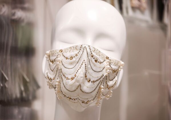 ماسکی ساخته شده از سنگ های قیمتی در فروشگاه ماسک های Luxury در جاپان - اسپوتنیک افغانستان  
