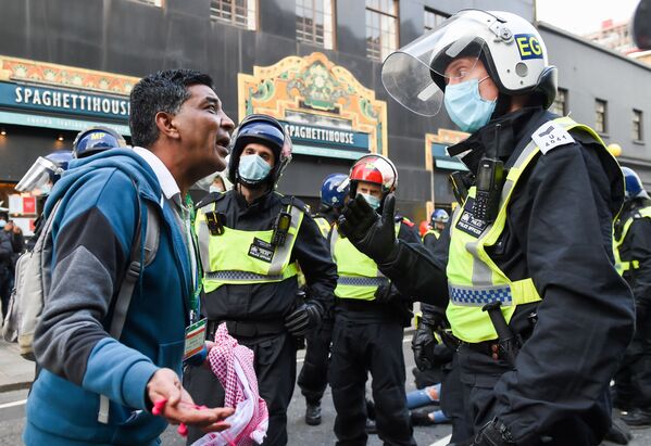 پولیس لندن در مقابل معترضان علیه تدابیر کرونایی - اسپوتنیک افغانستان  