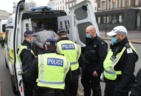 پولیس لندن در مقابل معترضان علیه تدابیر کرونایی - اسپوتنیک افغانستان  