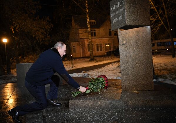 ولادیمیر پوتین ، رئیس جمهور روسیه ، هنگام گل گذاری در پای بنای یادبود اولین رهبر علمی مرکز هسته ای فدرال روسیه   - اسپوتنیک افغانستان  