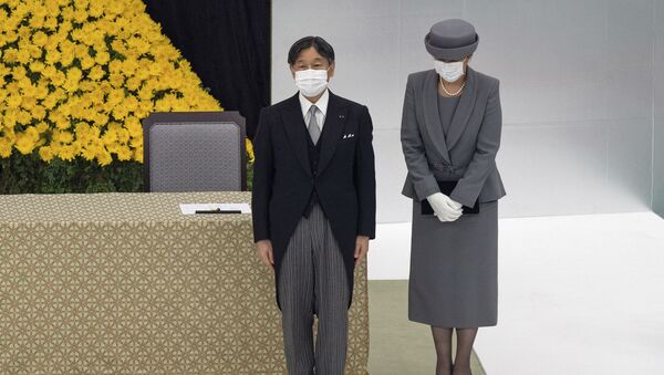 Японский император Нарухито и императрица Масако в масках на поминальной службе по случаю 75-й годовщины капитуляции Японии во Второй мировой войне - اسپوتنیک افغانستان  