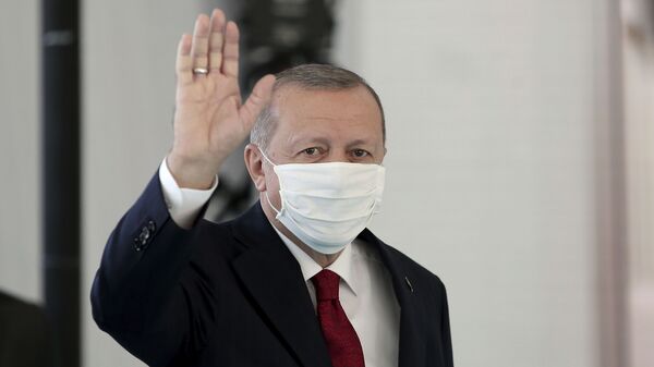Президент Турции Реджеп Тайип Эрдоган в защитной медицинской маске в одном из госпиталей Стамбула - اسپوتنیک افغانستان  