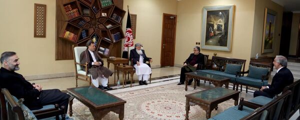 عبدالله، قانونی، اسماعیلخان، نور و محقق دیدار کردند عبدالله، قانونی، اسماعیلخان، نور و محقق دیدار کردند - اسپوتنیک افغانستان