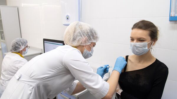 Медработник вводит вакцину от коронавируса Спутник V в прививочном пункте по вакцинации от COVID-19 в городской поликлинике в Москве - اسپوتنیک افغانستان  