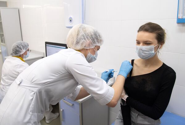ترزیق واکسین روسی بر بدن یک شخص در مسکو. - اسپوتنیک افغانستان  