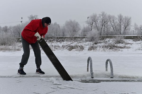 مراسم شنا در یخ در اومسک روسیه - اسپوتنیک افغانستان  