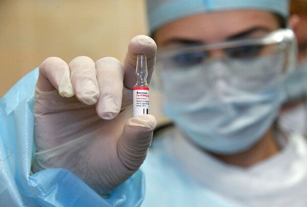 برجسته‌ترین وقایع سال 2020/ کادر پزشکی در حال تزریق واکسن «اسپوتنیک وی» به داوطلب در مینسک 
 - اسپوتنیک افغانستان  