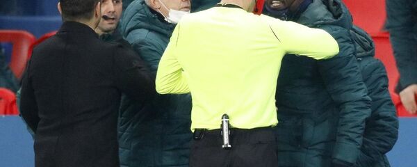 جنجال داوری بازی پی‌اس‌جی – باشاک شهیر Başakşehir, PSG'ye konuk olduğu maçta yardımcı antrenör Webo'ya ırkçılık yapıldığı gerekçesiyle sahadan çekildi - اسپوتنیک افغانستان  