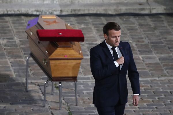 ادای احترام رئیس جمهور فرانسه به جنازه معلم که توسط یک افراطی اسلام‌گرا گردن زده شد - اسپوتنیک افغانستان  