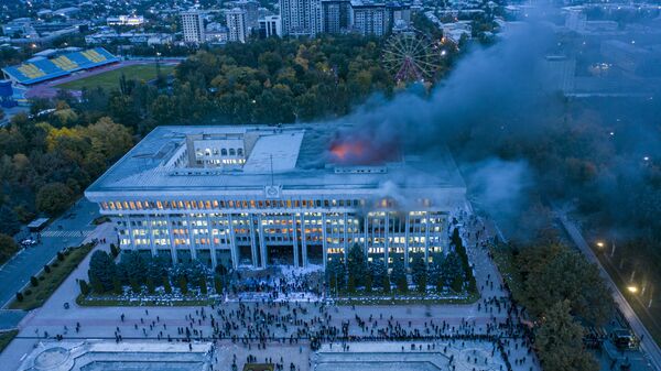 سوزاندن ساختمان کاخ سفید در بیشکک در نتیجه اعتراض به نتایج انتخابات ، اکتبر 2020 - اسپوتنیک افغانستان  