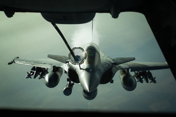 جنگنده داسو رافال ارتش فرانسه در هنگام سوخت‌گیری در هوا - اسپوتنیک افغانستان  
