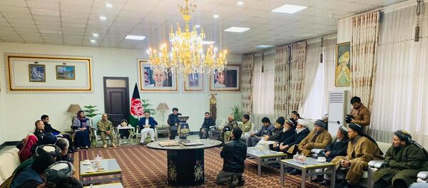 معین وزارت داخله با خانواده کودک ربوده شده در بلخ دیدار کرد معین وزارت داخله با خانواده کودک ربوده شده در بلخ دیدار کرد - اسپوتنیک افغانستان