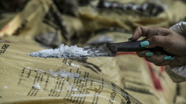 Полицейский в подпольной лаборатории по изготовлению синтетических наркотиков - اسپوتنیک افغانستان  