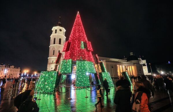 عجیب ترین درخت کریسمس در ویلنوس  - اسپوتنیک افغانستان  