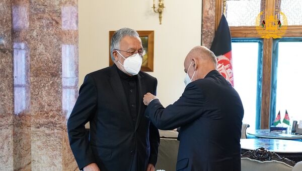 غنی نشان دولتی غازی وزیر محمداکبرخان به زلمی رسول اهدا کرد - اسپوتنیک افغانستان  