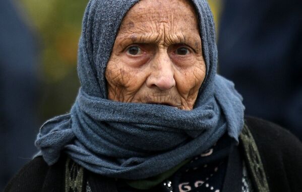 زنی هنگام بازگشت به استپاناکرات پس از جنگ قره باغ - اسپوتنیک افغانستان  