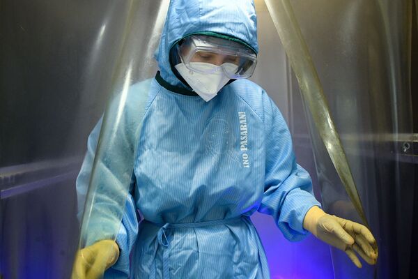 پزشک زن در یکی از بیمارستان های مسکو - روسیه - اسپوتنیک افغانستان  