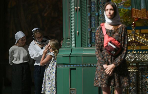 زن مومن در کلیسایی در مسکو - اسپوتنیک افغانستان  