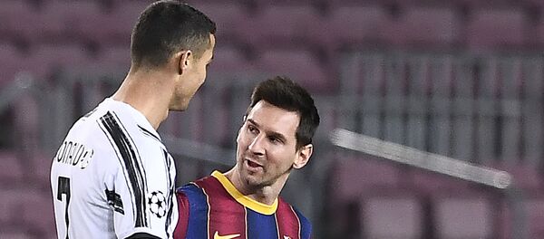 البرتغالي كريستيانو رونالدو مع الأرجنتيني ليونيل ميسي في مباراة يوفنتوس الإيطالي وبرشلونة الإسباني في دوري أبطال أوروبا البرتغالي كريستيانو رونالدو مع الأرجنتيني ليونيل ميسي في مباراة يوفنتوس الإيطالي وبرشلونة الإسباني في دوري أبطال أوروبا - اسپوتنیک افغانستان