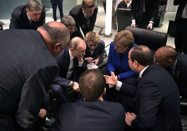 ولادیمیر پوتین ، رئیس جمهور روسیه ، آنگلا مرکل ، صدراعظم آلمان و عبدالفتاح السیسی ، رئیس جمهور مصر در جلسه ای در برلین - اسپوتنیک افغانستان  