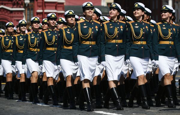 سربازان زن در میدان سرخ مسکو  هنگام رژه نظامی به مناسبت هفتاد و پنجمین سالگرد پیروزی - اسپوتنیک افغانستان  
