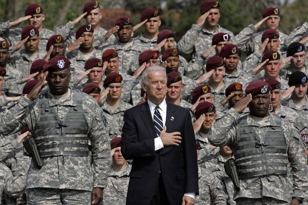  جو بایدن، رئیس جمهور جدید آمریکا
بایدن و نظامیان آمریکایی پس از ترک عراق . - اسپوتنیک افغانستان  