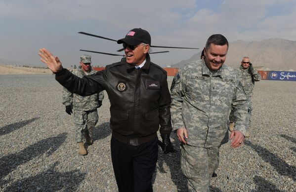  جو بایدن، رئیس جمهور جدید آمریکا
بایدن در مرکز آموزشی در کابل در سال 2011. - اسپوتنیک افغانستان  
