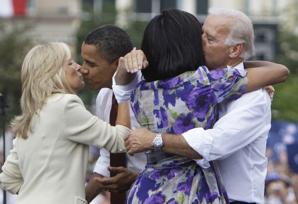 جو بایدن، رئیس جمهور جدید آمریکا و بارک اوباما رئیس جمهور پیشین آمریکا به همراه همسران شان.
 - اسپوتنیک افغانستان  